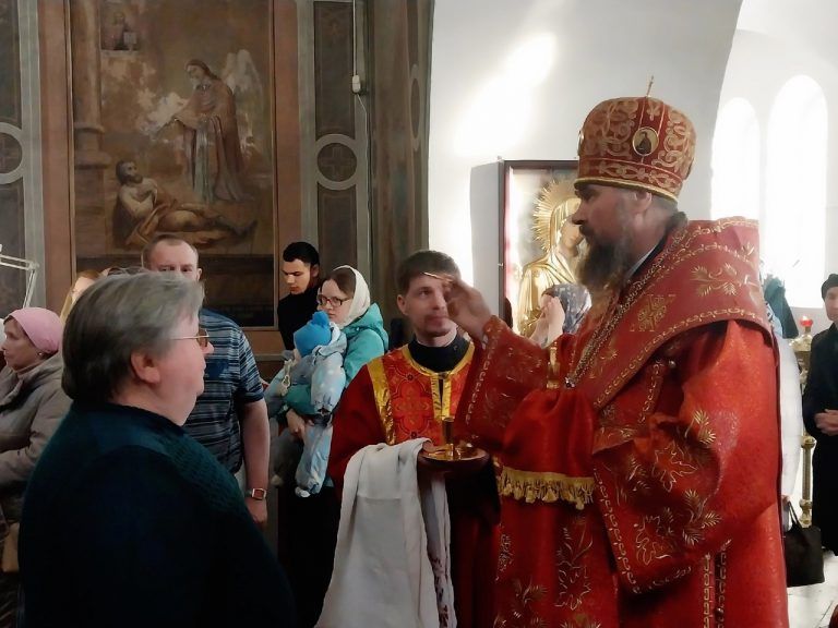 Епископ Фотий возглавил вечернее богослужение накануне Антипасхи