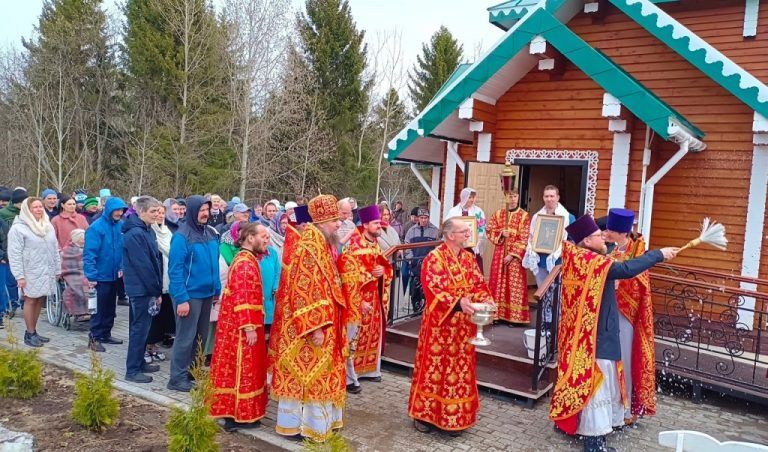 В Светлую Пятницу, в день празднования иконы Божией Матери «Живоносный Источник» в храме в честь новомучеников и исповедников земли Устюжской священномученика Сергия Рохлецова и преподобномученика Никифора (Югова), расположенном на территории Красавинского дома социального обслуживания состоялись Пасхальные богослужения