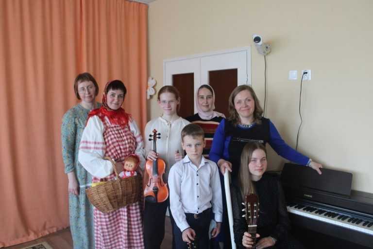 Работники кафедрального собора города Череповца поделились пасхальной радостью с детьми Дома малютки