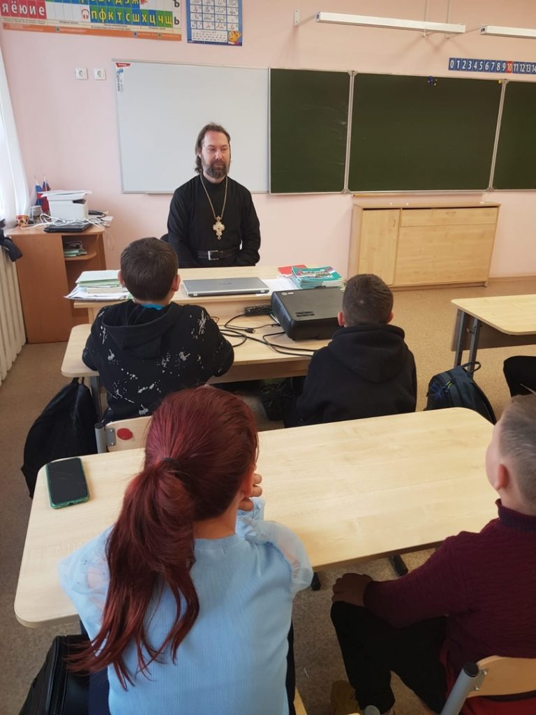 В школе деревни Аристово Великоустюгского района состоялась встреча иеромонаха Леонида (Конева) со школьниками