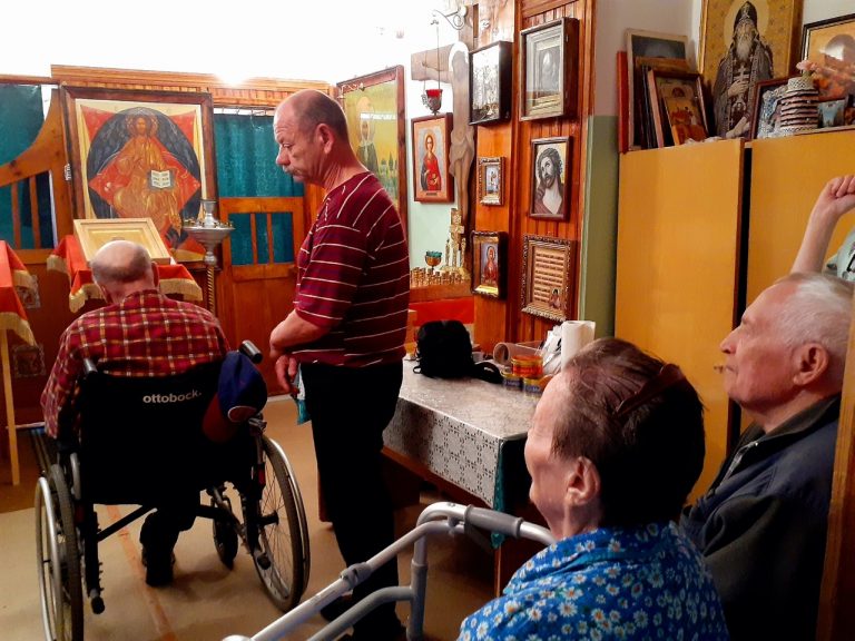 Команда проекта «Помочь увидеть лик святой» ознакомила с тактильными иконами незрячих Череповецкого дома-интерната для престарелых и инвалидов