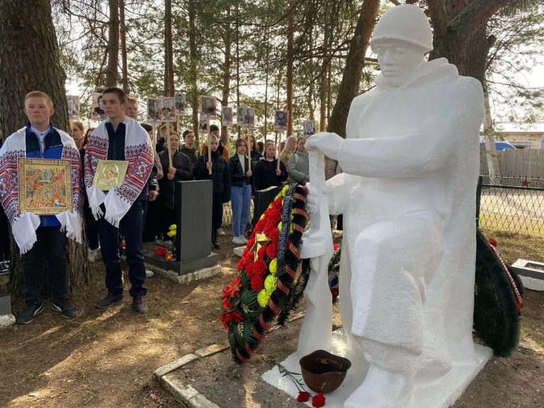 Священник Стефановского храма принял участие в митинге на мемориальном военном кладбище Великого Устюга