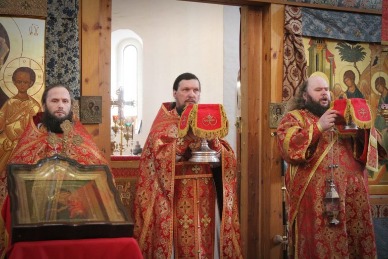 Студенты Вологодской семинарии молились за воскресными богослужениями