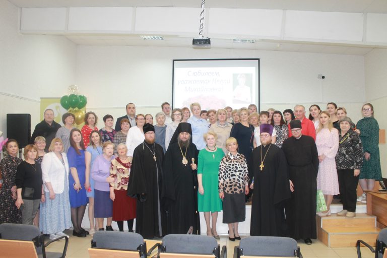 Епископ Фотий поздравил с юбилеем преподавателя Великоустюгского медицинского колледжа Нелли Михайловну Батакову