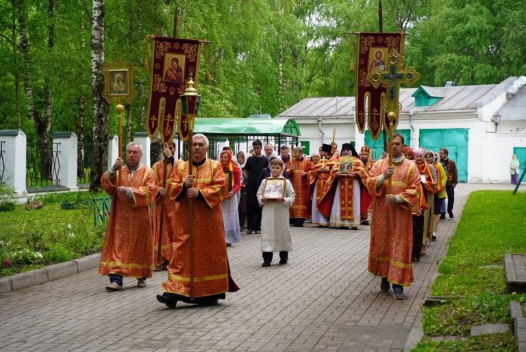 В отдание праздника Пасхи епископ Игнатий совершил Литургию в Воскресенском соборе города Череповца