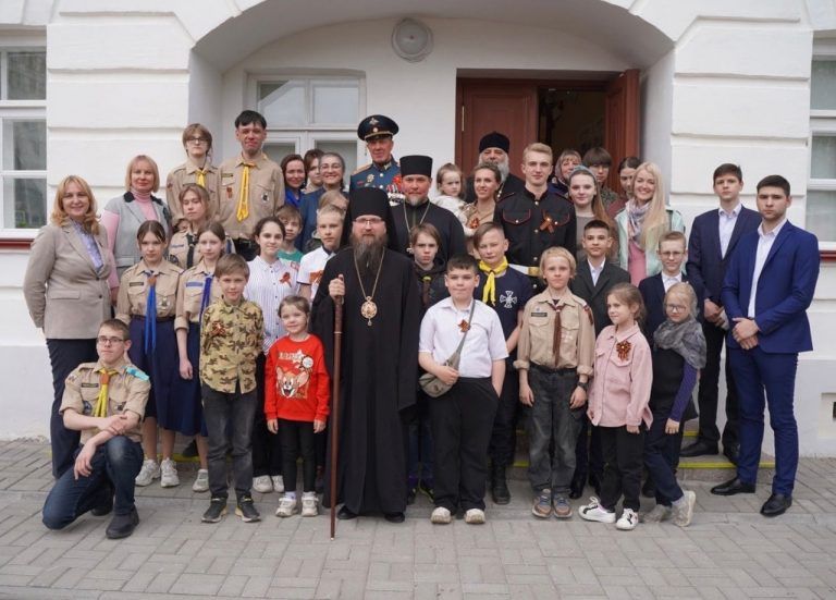 Православная молодёжь Череповца приняла участие в открытии выставки «Стани в помощь мне…»