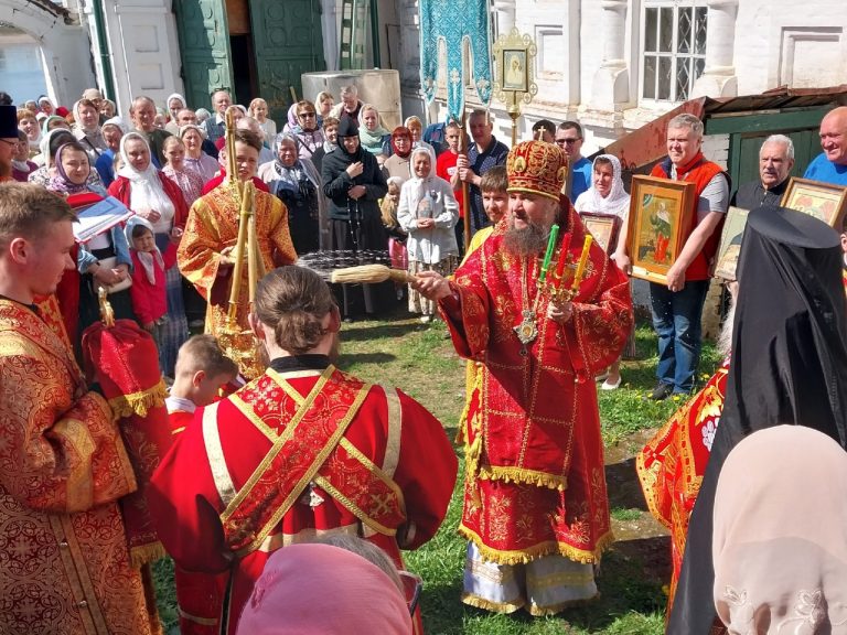 В день памяти апостола Иоанна Богослова епископ Фотий совершил Литургию в кафедральном соборе Великого Устюга