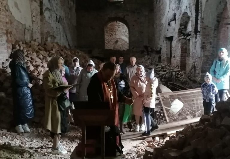 В восстанавливаемом Сретенском соборе города Никольска состоялся первый молебен