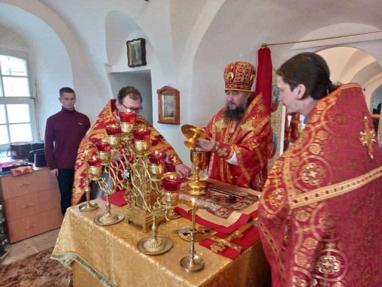 Епископ Фотий совершил богослужения в Сергиевском храме поселка Дымково