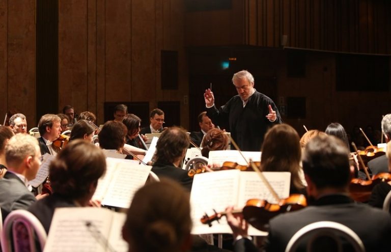 Симфонический оркестр Мариинского театра под управлением Валерия Гергиева выступил 3 мая в Вологде