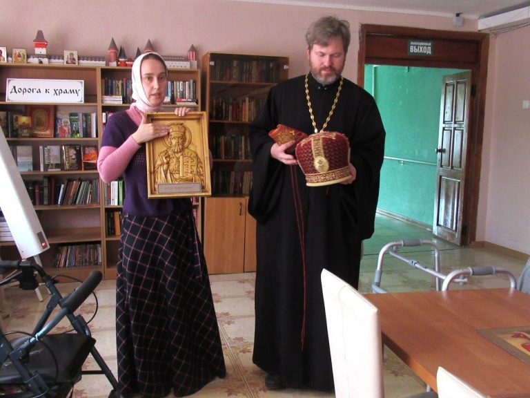 Работники кафедрального собора Череповца порадовали слабовидящих жителей интерната встречей со святыми образами