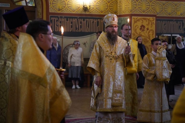 В канун воскресного дня епископ Игнатий совершил богослужение в кафедральном соборе города Череповца