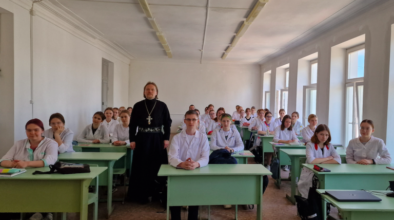 Священник побеседовал со студентами Вологодского медицинского колледжа о грехе сквернословия