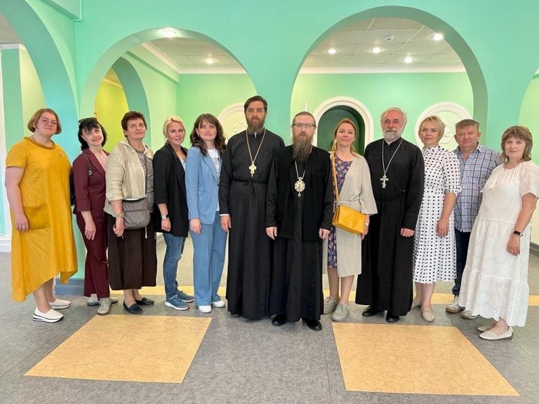 Череповецкая делегация во главе с епископом Игнатием посетила православную школу в Плёсково