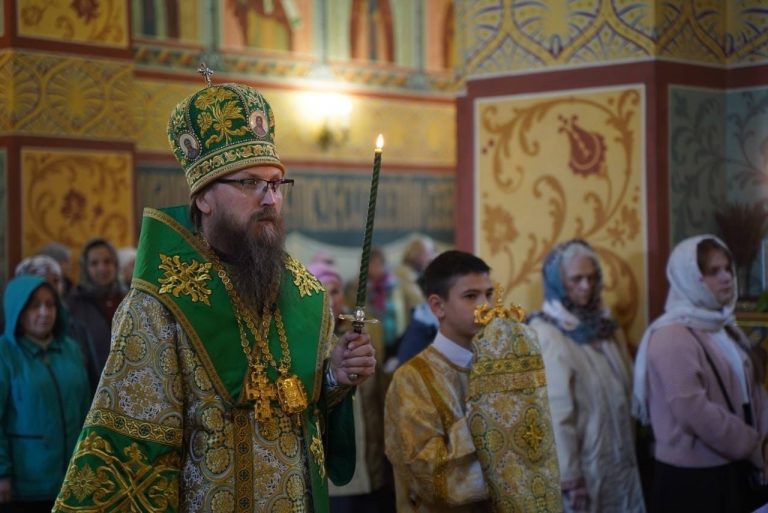 Епископ Игнатий в канун дня Святой Троицы возглавил всенощное бдение в кафедральном соборе города Череповца