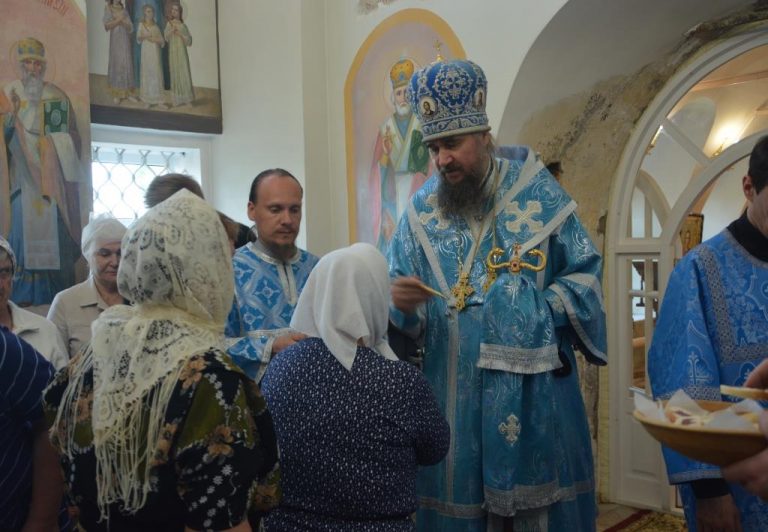 Епископ Фотий возглавил праздничное всенощное бдение в храме Владимирской иконы Божией Матери деревни Бобровниково