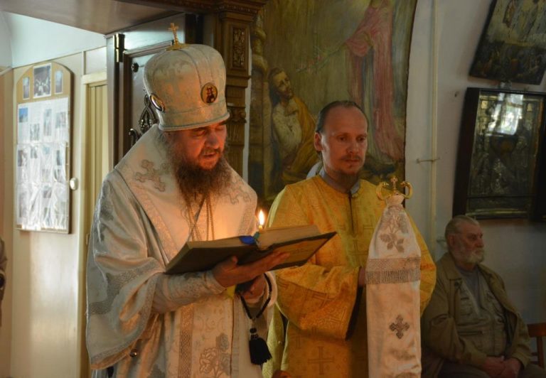 Накануне Троицкой родительской субботы епископ Фотий совершил заупокойный парастас в Стефановском храме Великого Устюга