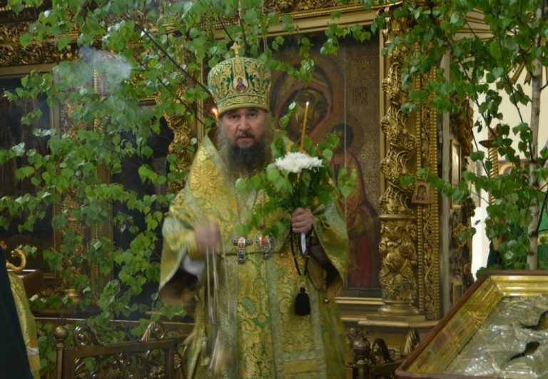 Владыка Фотий возглавил всенощное бдение накануне дня Святой Троицы в Прокопьевском кафедральном соборе Великого Устюга