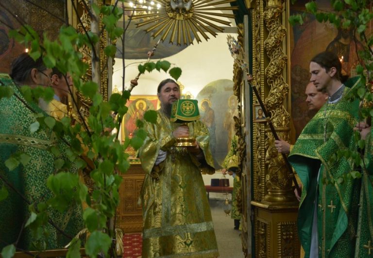Владыка Фотий возглавил праздничные богослужения по случаю дня Святой Троицы в Прокопьевском кафедральном соборе Великого Устюга
