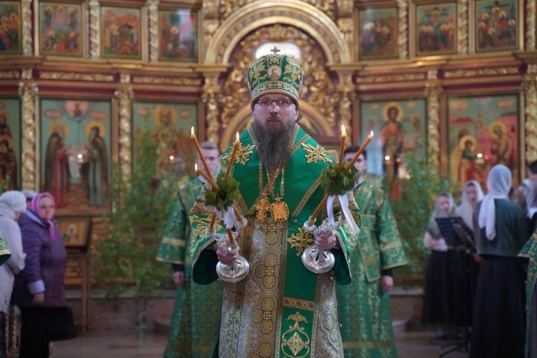 Епископ Игнатий в день Святой Троицы совершил Литургию и Великую вечерню в кафедральном соборе города Череповца
