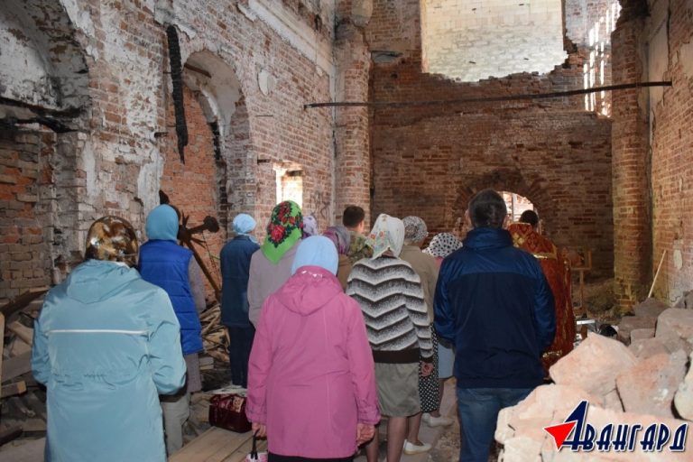 Продолжаются молебны и восстановительные работы в Сретенском соборе Никольска