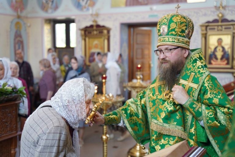 Епископ Игнатий возглавил Литургию в храме праведного Иоанна Кронштадтского города Череповца в день памяти святого