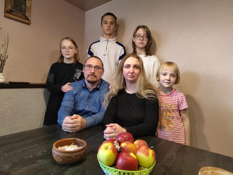 Семья священника Александра Мелкова, настоятеля Казанского храма города Никольска, победила в областном конкурсе «Многодетная семья — будущее Вологодчины»