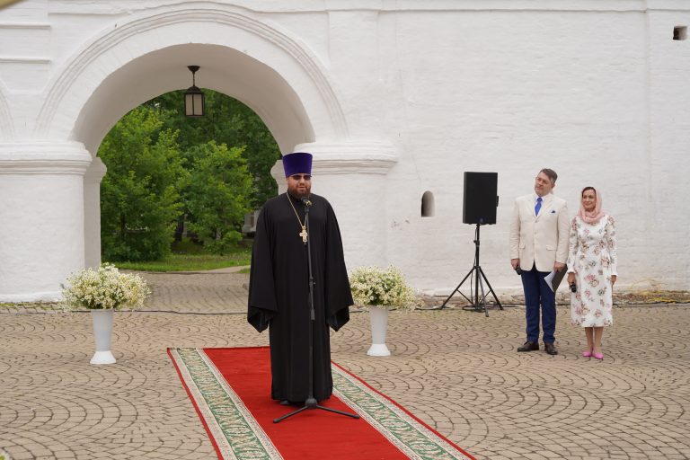 В Спасо-Прилуцком монастыре города Вологды прошло торжественное праздничное мероприятие, посвящённое дню семьи, любви и верности.