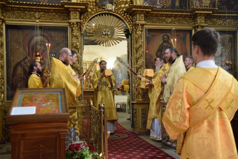 Епископ Великоустюжский и Тотемский Фотий возглавил Божественную литургию в кафедральном соборе Великого Устюга