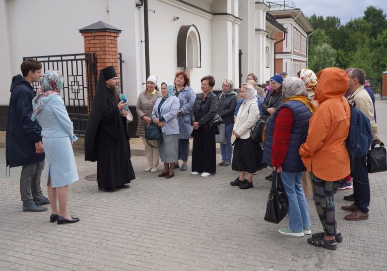 Главы управ Череповца посетили кафедральный собор преподобных Афанасия и Феодосия Череповецких