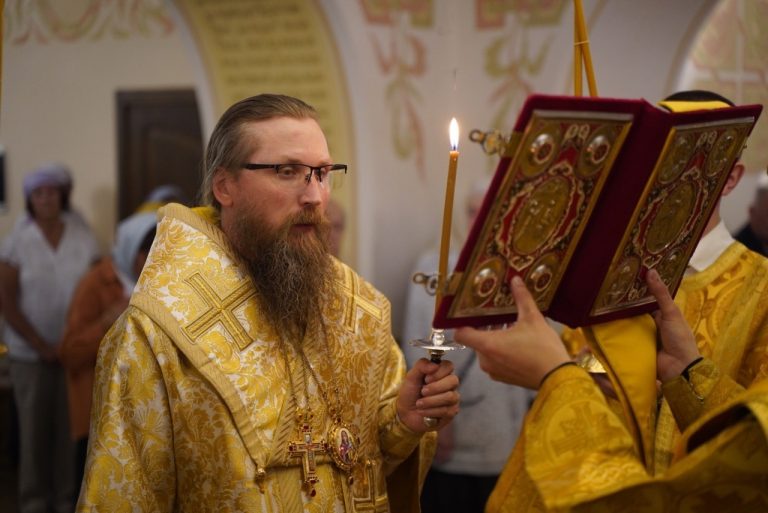 Епископ Игнатий совершил богослужение в кафедральном соборе города Череповца