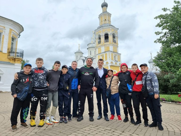 Дети из Алчевска посетили экскурсию в Спасо-Прилуцком монастыре