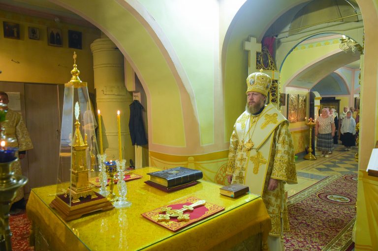 Митрополит Савва совершил воскресную Литургию Рождество-Богородицком соборе города Вологды