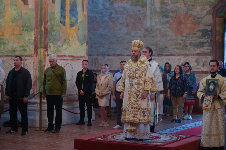 Митрополит Савва совершил воскресную Литургию в Софийском соборе города Вологды