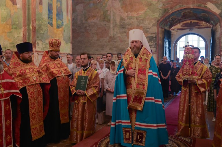 Десять тысяч человек поклонились мощам великомученика Георгия Победоносца в Вологде