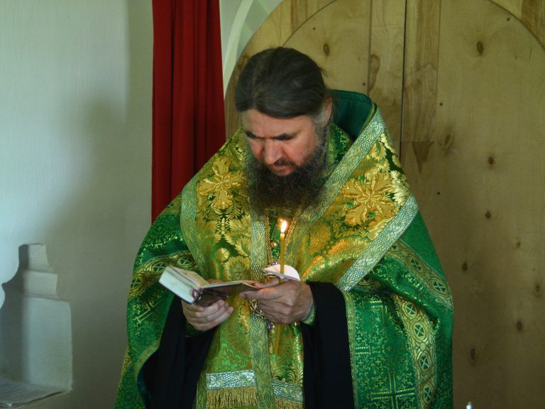 В храме преподобного Сергия Радонежского в Дымковской слободе прошло архиерейское богослужение