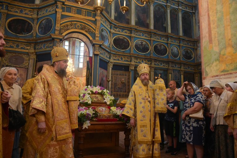 Вологжане встретили ковчег с частицей мощей святого великомученика Георгия Победоносца