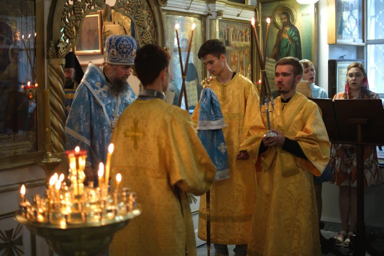 Епископ Великоустюжский и Тотемский Фотий возглавил богослужения в престольный праздник Стефановского храма
