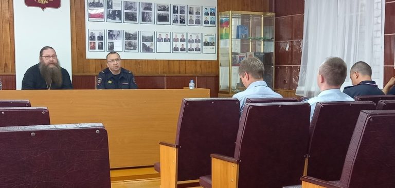 В Кириллове прошла встреча сотрудников полиции со священнослужителем
