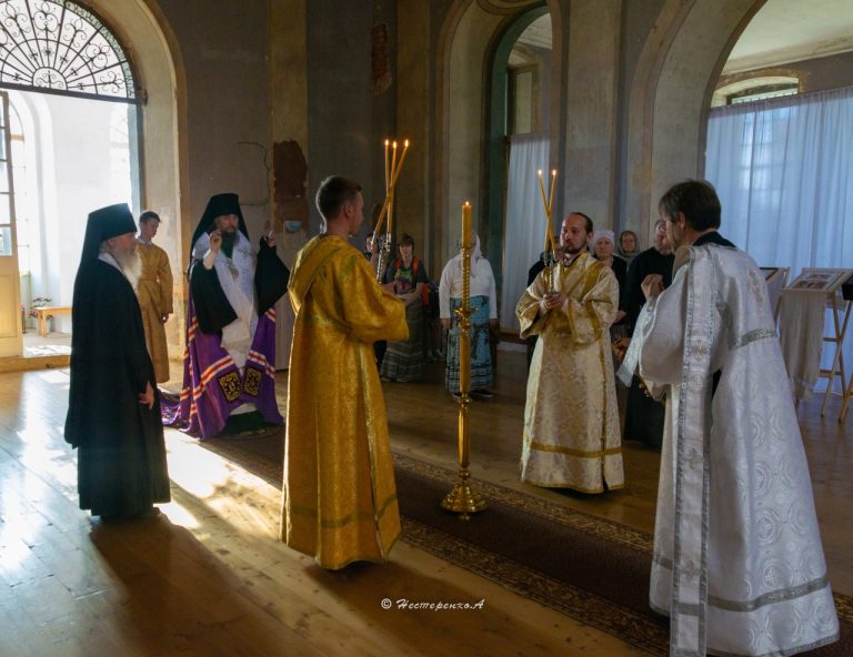 В канун праздника Преображения Господня епископ Фотий совершил всенощное бдение в Спасо-Суморином монастыре города Тотьмы
