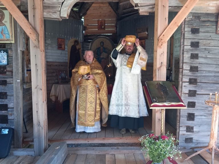 Спустя десятилетия в руинированном храме Устюженского района состоялась Божественная литургия