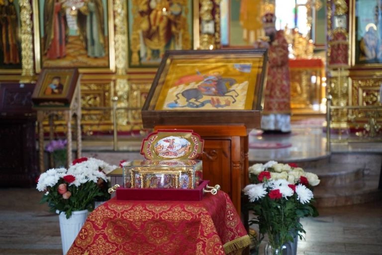 В кафедральном соборе города Череповца торжественно встретили ковчег с мощами великомученика Георгия Победоносца