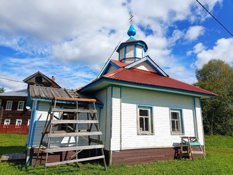 Начался косметический ремонт часовни святых преподобных Евфимия и Харитона Сянжемских деревни Чаглотово 