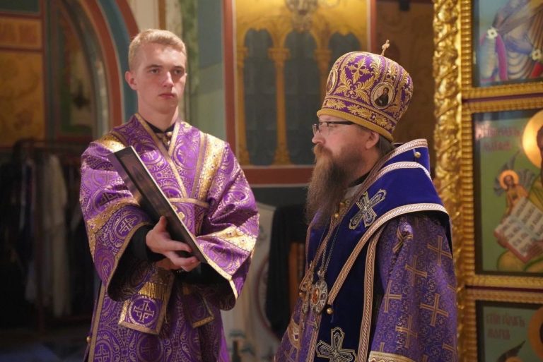 Епископ Игнатий совершил изнесение Креста в кафедральном соборе города Череповца