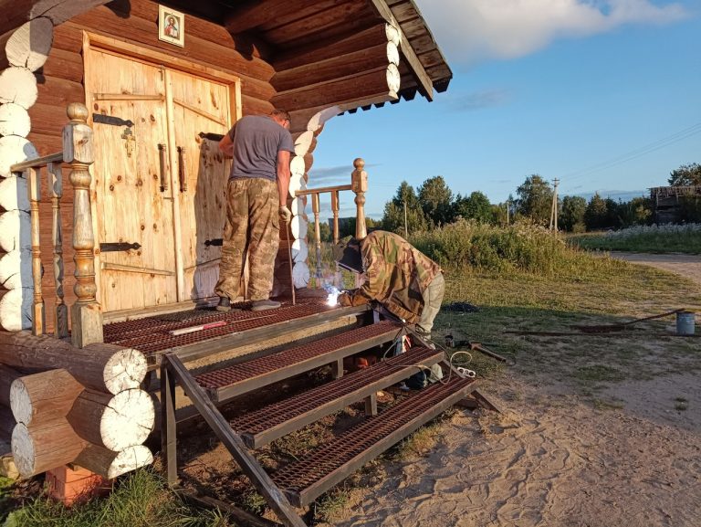 В часовне святителя Николая Чудотворца деревни Борок Сямженского округа идут работы по благоустройству
