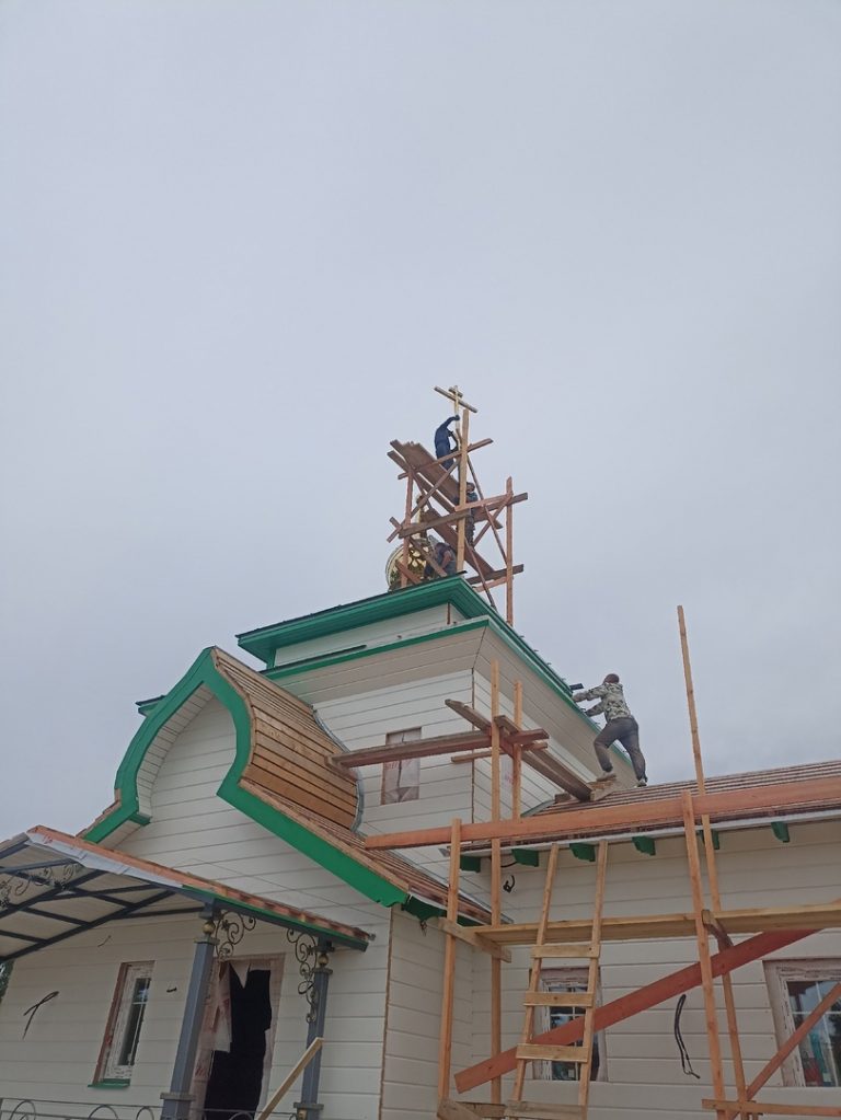 Водружён Крест на купол храма свт. Николая Чудотворца в деревне Гридино