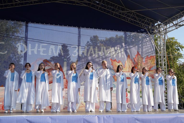 Вокально-хоровой ансамбль «Истоки» Вологодской епархии принял участие в городском праздничном мероприятии, посвященное началу нового учебного года