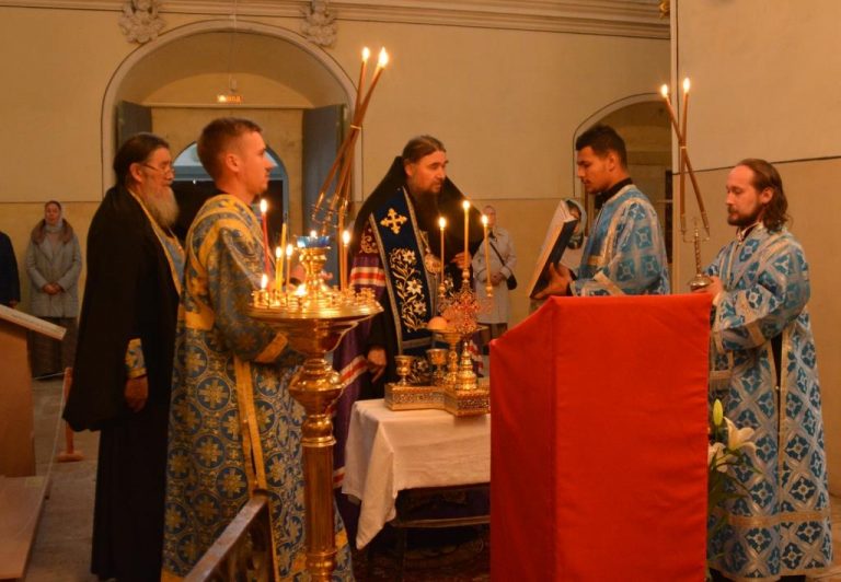 Епископ Фотий совершил праздничное всенощное бдение в Михайло- Архангельском монастыре Великого Устюга