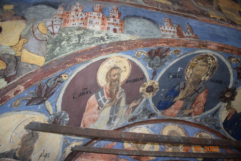 В храме Иоанна Предтечи в Рощенье в городе Вологда начали укреплять росписи XVIII века