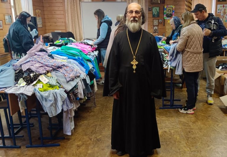 Социальный отдел Вологодской епархии осуществляет очередную выдачу новой одежды для детей и подростков из малообеспеченных семей